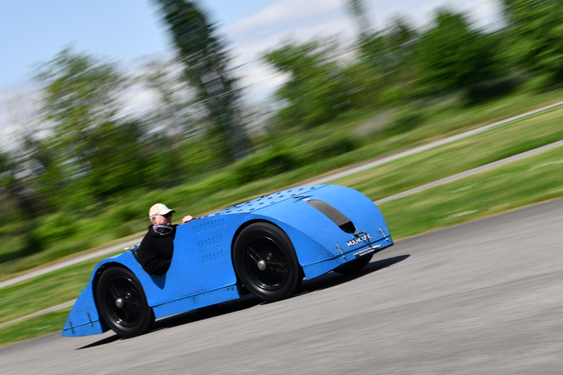 Bugatti Type 32 auf schneller Fahrt unterwegs